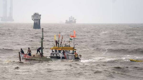 मुंबईच्या समुद्रामध्ये पुन्हा एकदा संशयास्पद बोट; यावेळी दोन पाकिस्तानी नागरिक