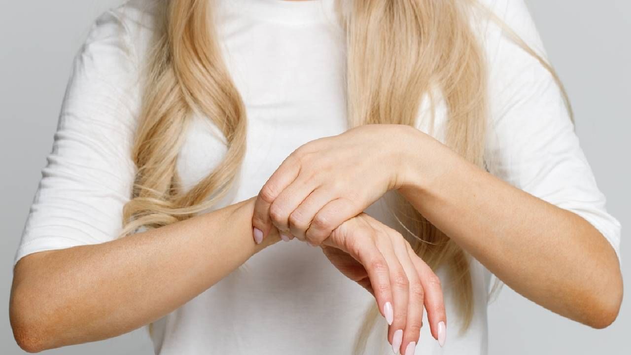 हाता पायांना मुंग्या येतात का? का येतात? उपाय म्हणून काय करावं? हाता पायांना मुंग्या येतात का? का येतात? उपाय म्हणून काय करावं?
