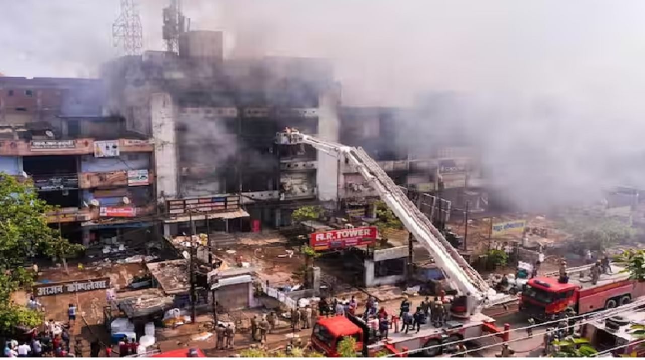 700 दुकाने खाक, 10 कोटींचं नुकसान, इतकी भयंकर आग की जवानांना करावे लागले पाचारण