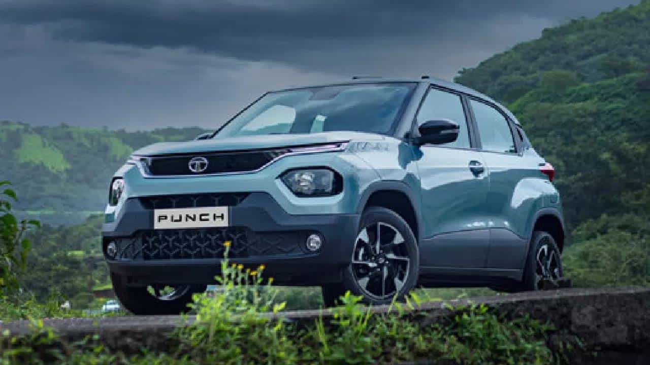 Tata Punch : कुटुंबियांसह प्रवास करताना सेफ कारचा पर्याय निवडणे नेहमी उत्तम ठरते. छोट्या SUV कार्सबद्दल बोलायचे झाले तर, टाटा पंच (Tata Punch) सर्वोत्तम सेफ्टी रेटिंग स्कोअरसह येते. ही एसयूव्ही 5.99 लाख रुपयांच्या सुरुवातीच्या एक्स-शोरूम किंमतीला खरेदी केली जाऊ शकते. ग्लोबल NCAP क्रॅश चाचणीमध्ये, पंचला प्रौढ श्रेणीमध्ये (adult category) 5 स्टार रेटिंग मिळाले आहे. ( Photo : Tata)