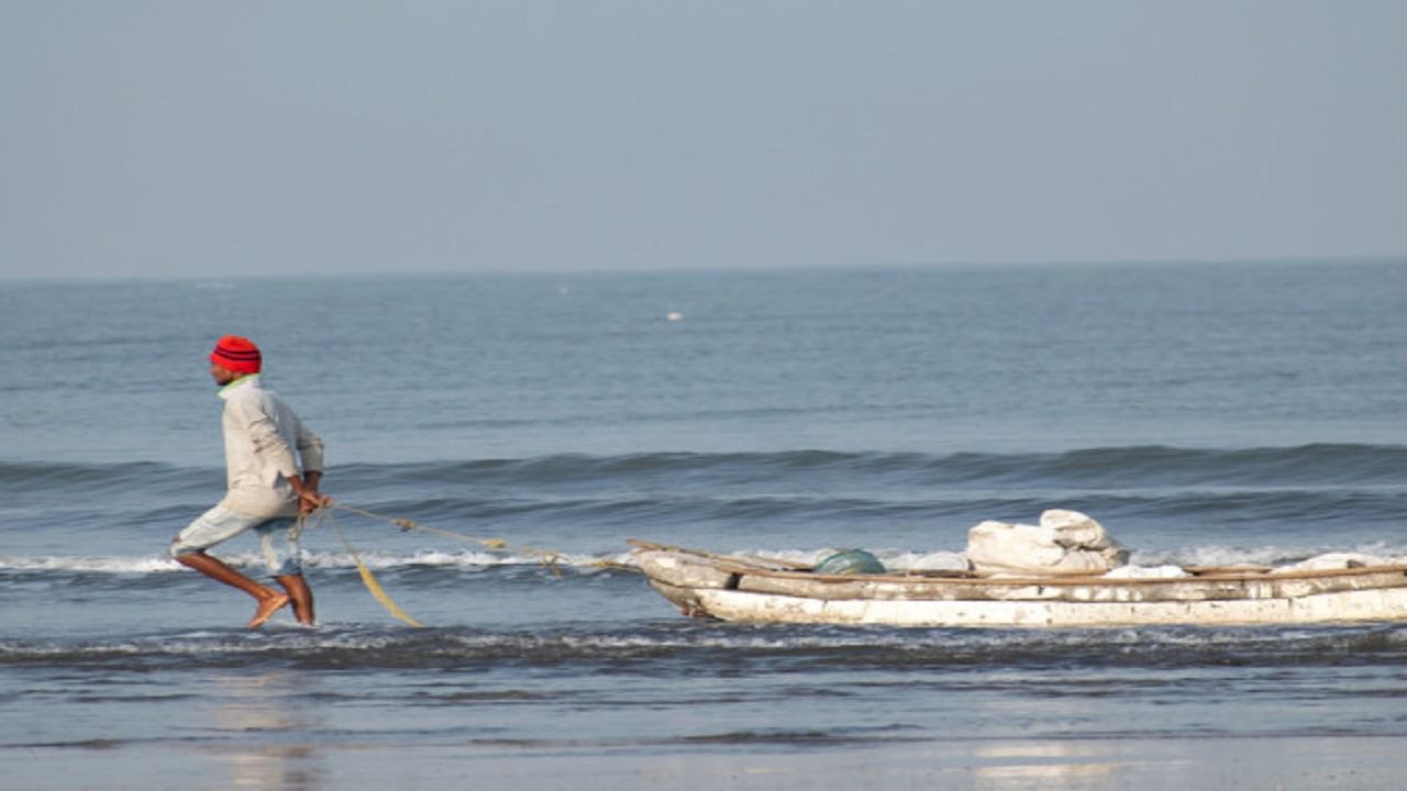 पालघरच्या समुद्र किनारी आढळलेल्या संशयास्पद बोटीबाबत मोठं अपडेट पालघरच्या समुद्र किनारी आढळलेल्या संशयास्पद बोटीबाबत मोठं अपडेट