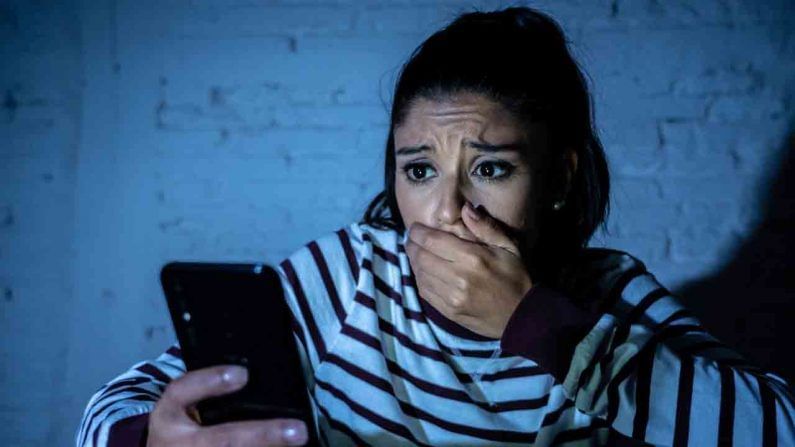 ही 5 लक्षणं दिसत असली तर समजा तुमचा फोन हॅक झालाय ही 5 लक्षणं दिसत असली तर समजा तुमचा फोन हॅक झालाय