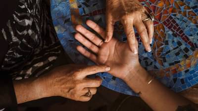 Palmistry : हातावर असेल अशा प्रकारच्या रेषा तर कायम राहते पैशांची चणचण