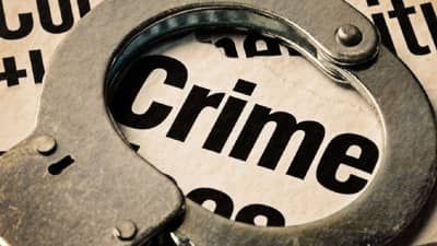 दरोडेखोरांना पकडण्यासाठी पोलिसांनी गाडी आडवी लावली, सुसाट दरोडेखोरांनी मग काय केले वाचा