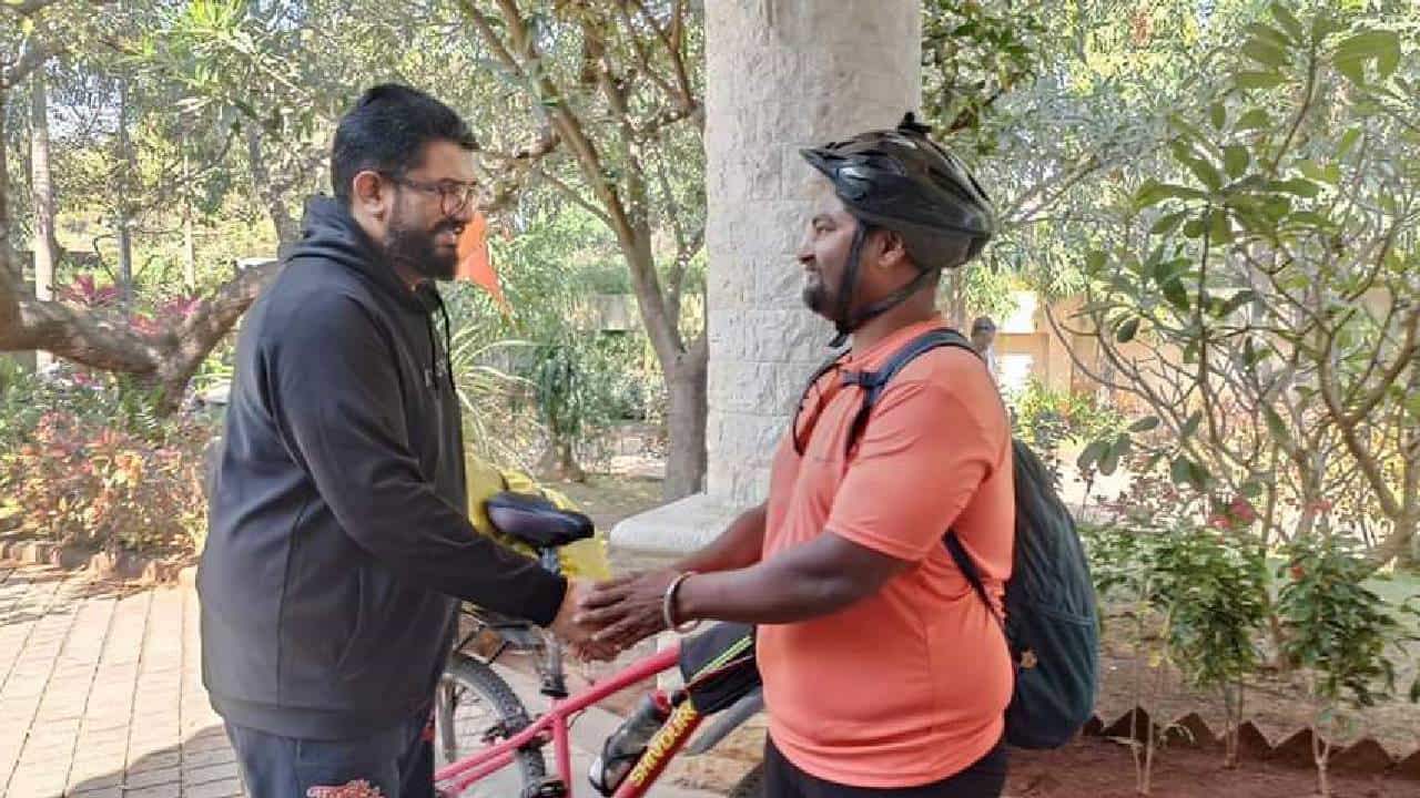 केरळच्या अवलियाला ( एम.के. हमरास ) महाराष्ट्रातील किल्ल्यांची भुरळ सायकलवर प्रवास करत आतापर्यंत 165 किल्ल्यांना दिली भेट ; श्री छत्रपती शिवाजी महाराज यांचा असाही जबरा फॅन चर्चेत आला आहे.