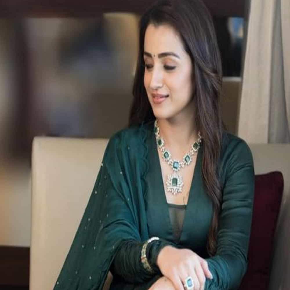 ज्या अभिनेत्रीच्या खासगी आयुष्याबद्दल चर्चा रंगत आहे, ती अभिनेत्री दाक्षिणात्य सिनेविश्वातील प्रसिद्ध अभिनेत्री तृषा कृष्णन आहे. सध्या तृषा कृष्णन तिच्या आगामी ' PS 2 ' सिनेमामुळे चर्चेत आहे. तृषा ३९ वर्षांची असून अद्याप अविवाहित आहे.