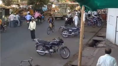 मोफेड चालकाची महिलेला जोरदार धडक; घटनेनंतर नागरिकांनी मोफेडचा पाठलाग केला पण...