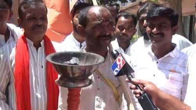 हातात मशाल घेऊन ठाकरे यांचा निष्ठावंत कार्यकर्ता अनवाणी सभास्थळी पोहचला; ६० किमीचा अनवाणी प्रवास करणारा हा कोण?