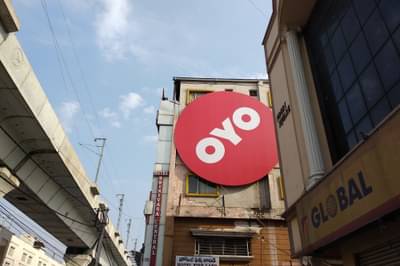 पतीने विरोध केला तरीही प्रियकराला भेटायला जायची दोन मुलांची आई, शेवटी ओयो हॉटेलमध्ये या अवस्थेत सापडली