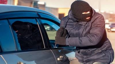 अवघ्या दहा मिनिटांत इनोव्हा गाडी चोरली, चोरीची पद्धत पाहून मालकाला धक्काच बसला, CCTV मध्ये घटना कैद