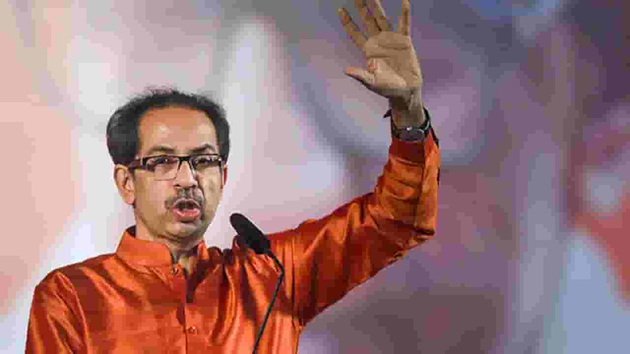 उद्धव ठाकरेंचं आता नाव बदललंय, भाईजान केलंय; कुणी केली टीका? उद्धव ठाकरेंचं आता नाव बदललंय, भाईजान केलंय; कुणी केली टीका?