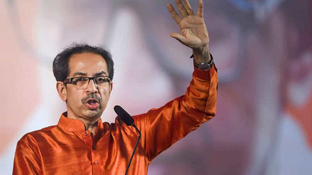 उद्धव ठाकरेंचं आता नाव बदललंय, भाईजान केलंय; कुणी केली टीका? उद्धव ठाकरेंचं आता नाव बदललंय, भाईजान केलंय; कुणी केली टीका?