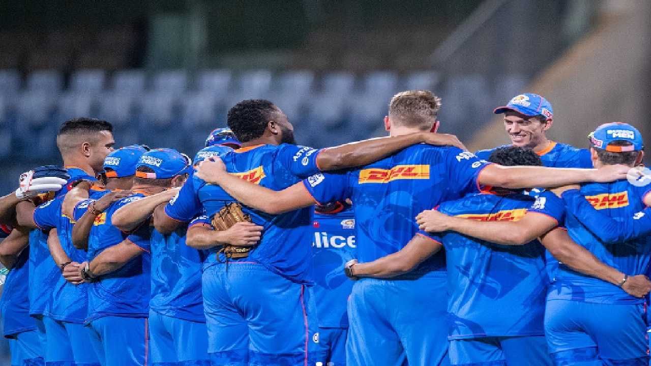 GT vs MI 2023 : Rohit Sharma चा विश्वासू प्लेयरच टीमसाठी बनला ओझं, बुडवतोय Mumbai Indians ची नौका GT vs MI 2023 : Rohit Sharma चा विश्वासू प्लेयरच टीमसाठी बनला ओझं, बुडवतोय Mumbai Indians ची नौका