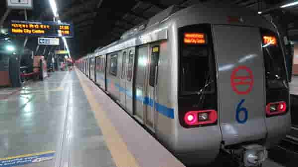 दिल्ली मेट्रोमध्ये बिकिनी घालून प्रवास, फोटो आणि व्हिडिओ व्हायरल!