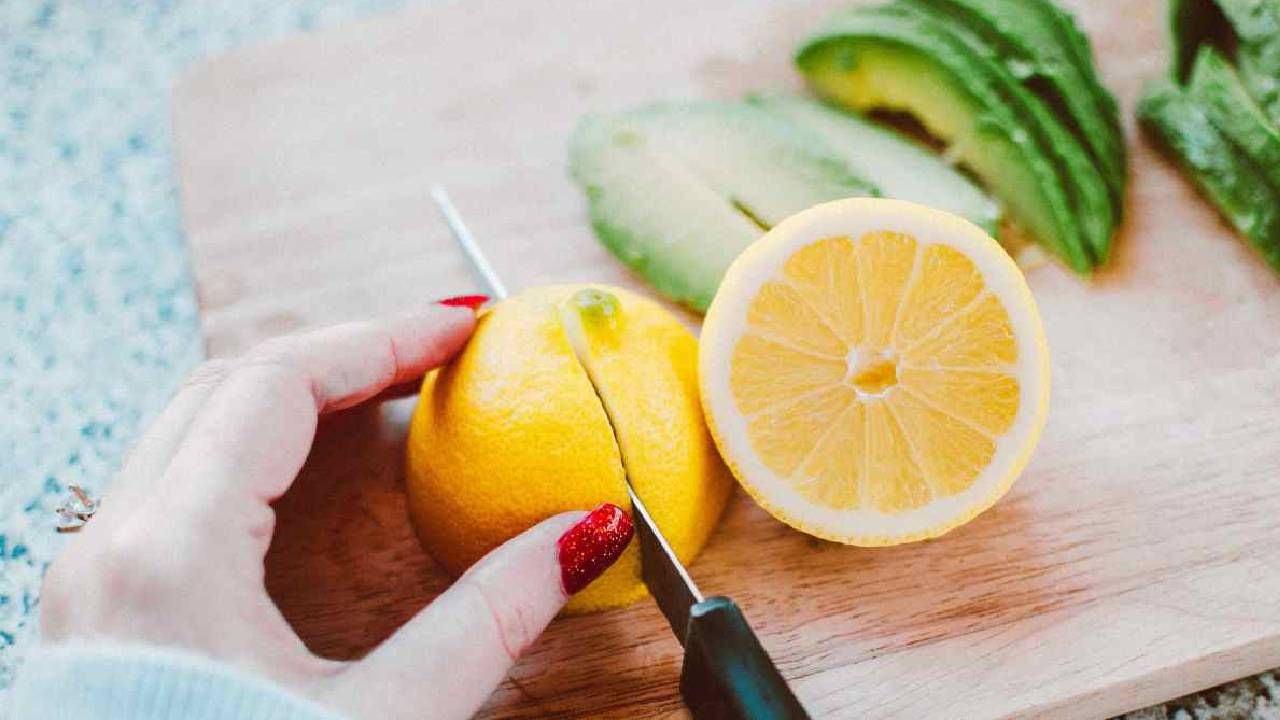 जास्त लिंबू खाण्याचे तोटे तुम्हाला माहिती असायलाच हवे!