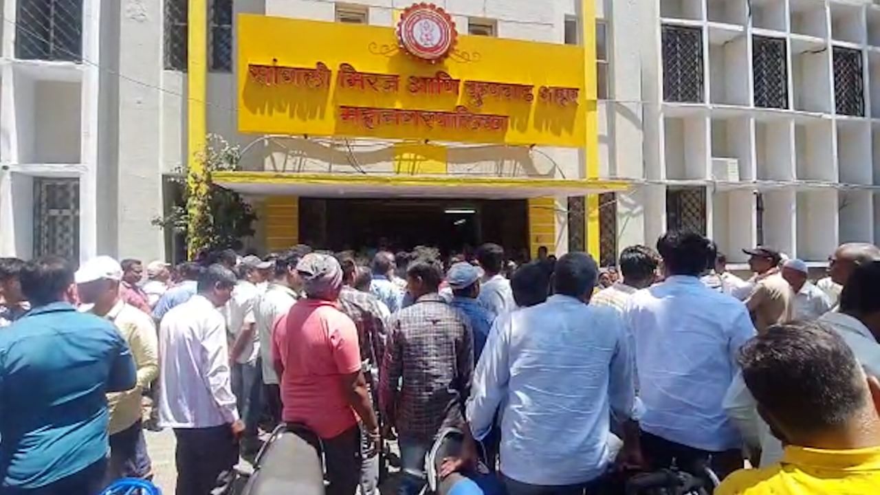 तक्रार देण्यासाठी आलेल्या व्यक्तीने महापालिका आयुक्तांना बूट फेकून मारला, कारण काय?