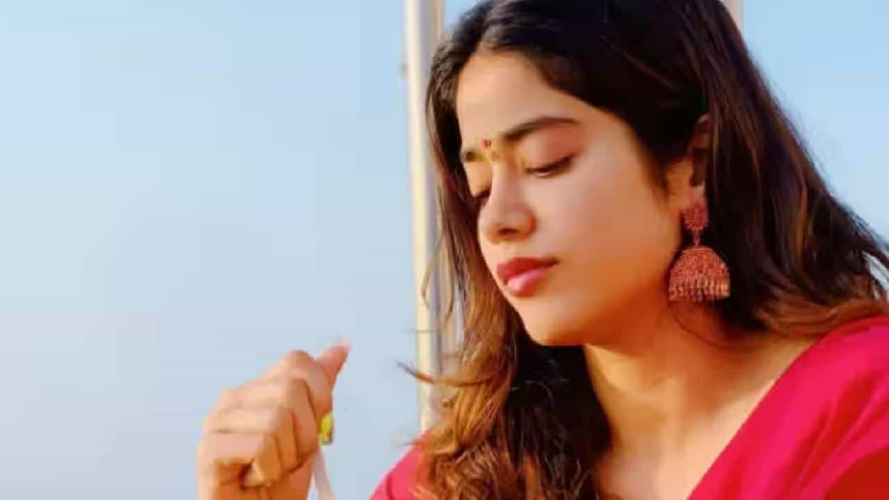 बाॅलिवूड अभिनेत्री जान्हवी कपूर ही कायमच चर्चेत असते. जान्हवी कपूर हिचा काही दिवसांपूर्वीच मिली हा चित्रपट रिलीज झाला. मात्र, या चित्रपटाला म्हणाला तसा प्रतिसाद चाहत्यांच्या मिळाला नाही. हा चित्रपट फ्लाॅप गेला.