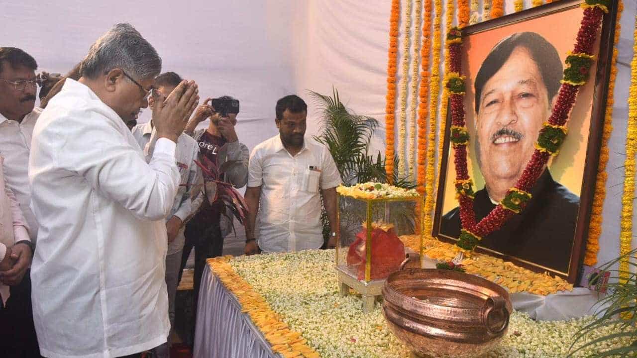 चंद्रकांत पाटील गिरीश बापट यांच्या कुटुंबियांच्या भेटीला, म्हणाले... चंद्रकांत पाटील गिरीश बापट यांच्या कुटुंबियांच्या भेटीला, म्हणाले...