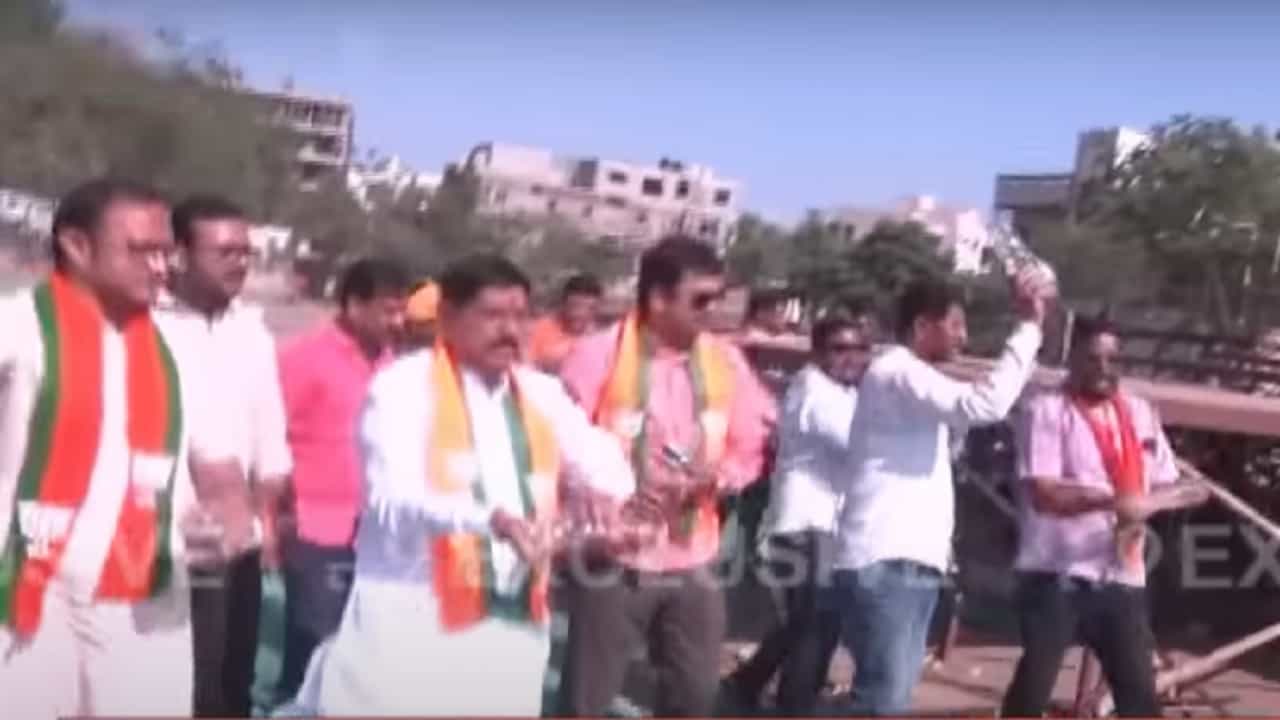 संभाजीनगर मधील 'मविआ'च्या 'वज्रमूठ'सभास्थळी गोमूत्र शिंपडून शुद्धीकरण, बघा व्हिडीओ संभाजीनगर मधील 'मविआ'च्या 'वज्रमूठ'सभास्थळी गोमूत्र शिंपडून शुद्धीकरण, बघा व्हिडीओ