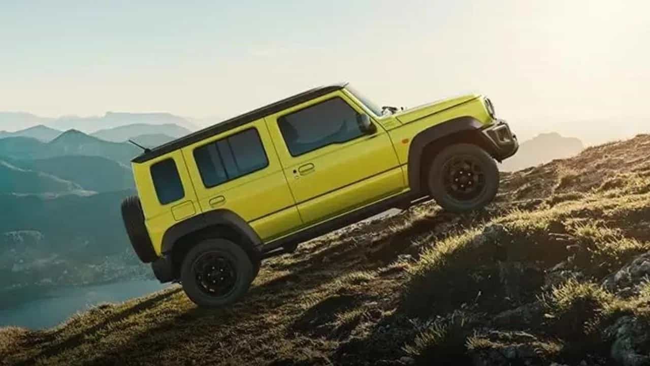 Maruti Jimny या गाडीचं गेल्या काही दिवसांपासून जोरदार चर्चा रंगली आहे. या गाडीची विक्री मे महिन्यात सुरु होऊ शकते.एसयुव्हीमध्ये 1.5 लिटर पेट्रोल इंजिन पर्याय असणार आहे. यात 5 स्पीड मॅन्युअल आणि 4 स्पीड ऑटोमॅटिक गिअरबॉक्स पर्याय असणार आहे. लाँचनंतर ही गाडी महिंद्रा थार आणि फोर्स गुरखाशी स्पर्धा करेल.