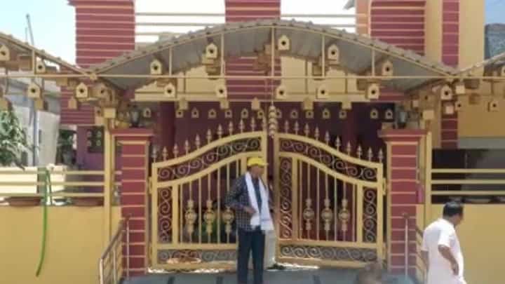 चिऊताईला वाचवण्यासाठी 'त्याची' धडपड, घरातच केली 225 घरटी अन् चिमण्यांना दिला आश्रय चिऊताईला वाचवण्यासाठी 'त्याची' धडपड, घरातच केली 225 घरटी अन् चिमण्यांना दिला आश्रय