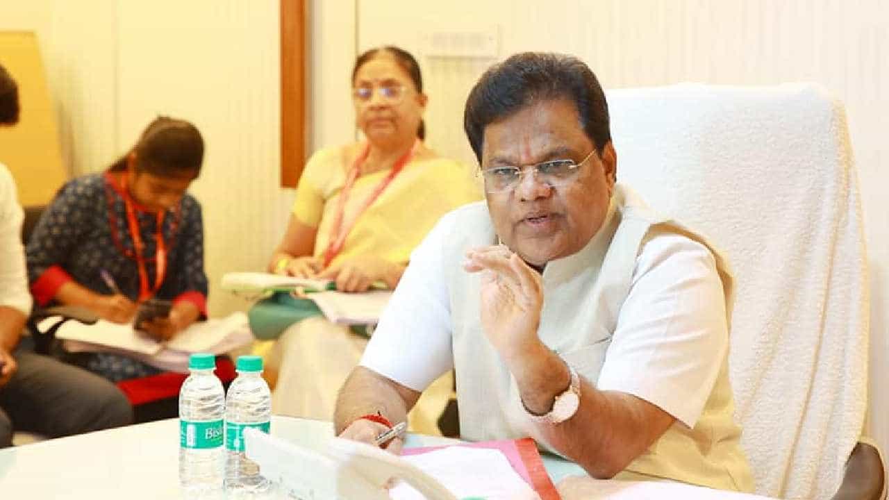 मास्क घालणं बंधनकारक आहे का? आरोग्यमंत्री तानाजी सावंत म्हणाले... मास्क घालणं बंधनकारक आहे का? आरोग्यमंत्री तानाजी सावंत म्हणाले...