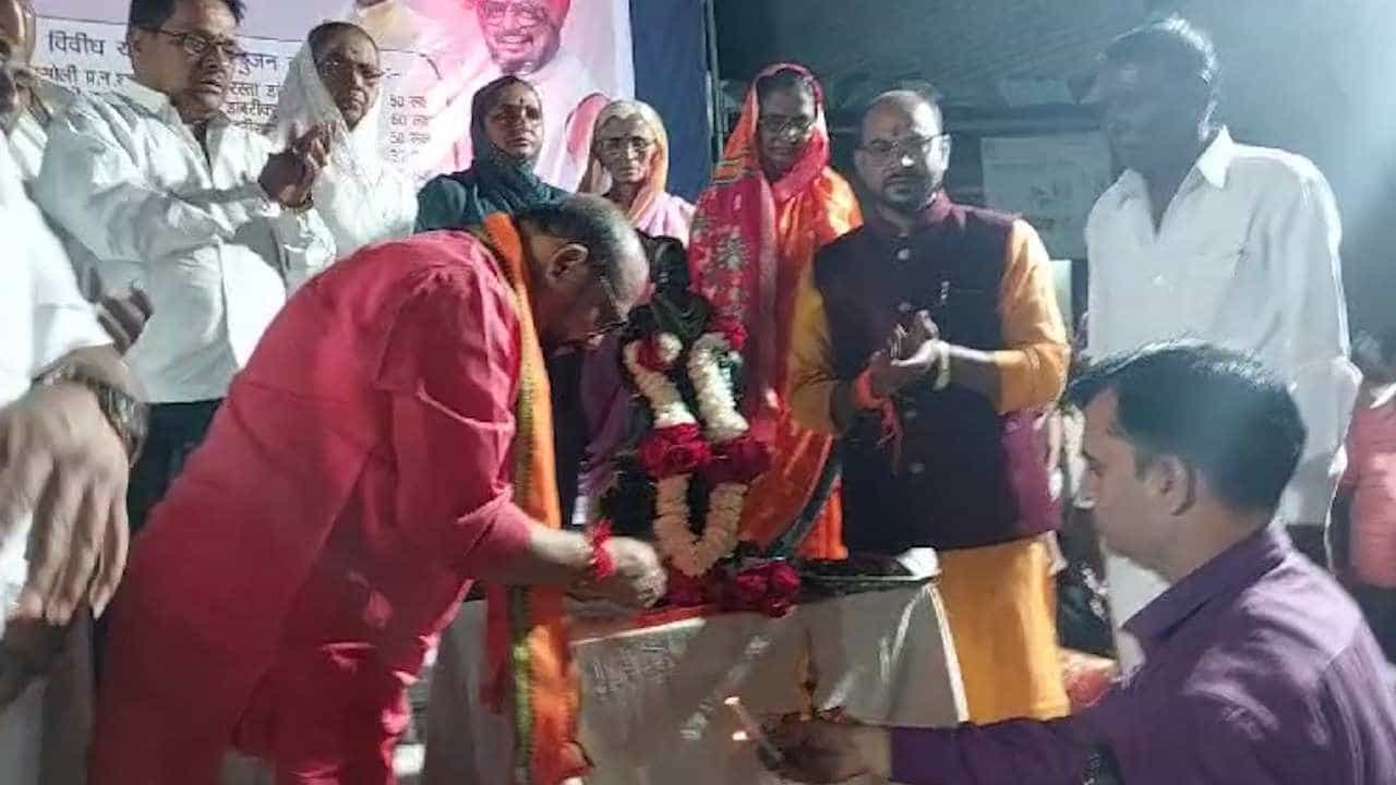 Video : अन् मंत्री गुलाबराव पाटील स्टेजवरून पडता पडता वाचले...