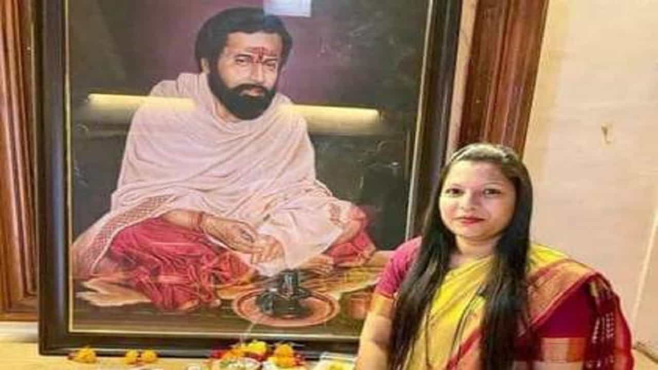 ठाण्यात मारहाण झालेल्या रोशनी शिंदे यांच्यावरच गुन्हा दाखल, काय आहे कारण? ठाण्यात मारहाण झालेल्या रोशनी शिंदे यांच्यावरच गुन्हा दाखल, काय आहे कारण?