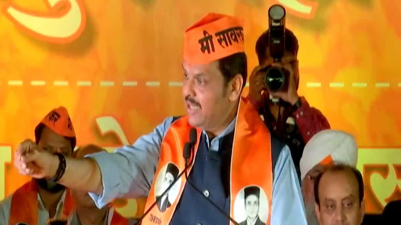उद्धव ठाकरे म्हणाले, फडणवीस फडतूस, फडणवीस यांनीही असं काढलं बंदुकीचं काडतूस