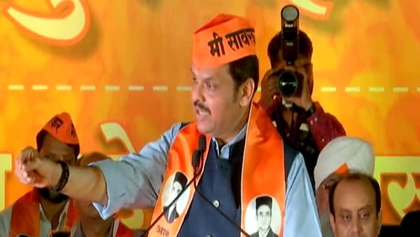 उद्धव ठाकरे म्हणाले, फडणवीस फडतूस, फडणवीस यांनीही असं काढलं बंदुकीचं काडतूस