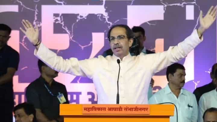 फडणवीसांवर टीका करून 'त्यांनी' उरलीसुरली नीतिमत्ता घालवली; भाजप नेत्याची ठाकरेंवर टीका फडणवीसांवर टीका करून 'त्यांनी' उरलीसुरली नीतिमत्ता घालवली; भाजप नेत्याची ठाकरेंवर टीका