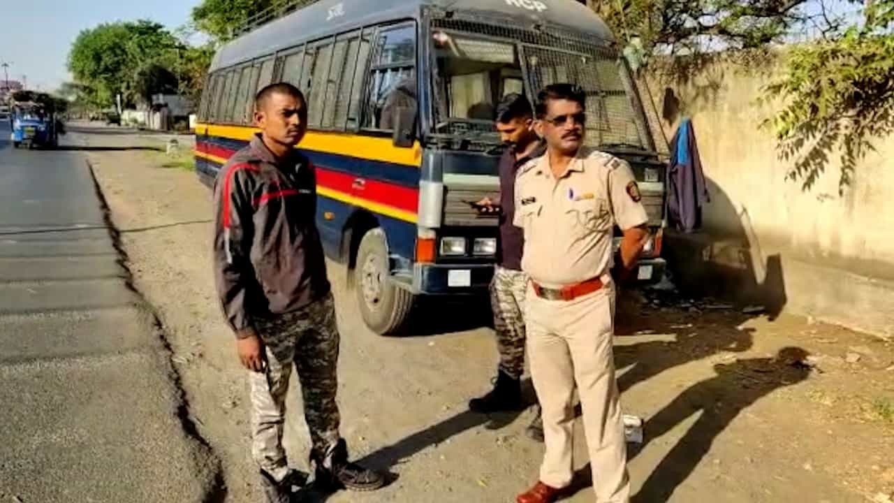 अहमदनगरमध्ये समाजकंटकांकडून राडा; 30 ते 40 जणांविरोधात गुन्हा दाखल अहमदनगरमध्ये समाजकंटकांकडून राडा; 30 ते 40 जणांविरोधात गुन्हा दाखल