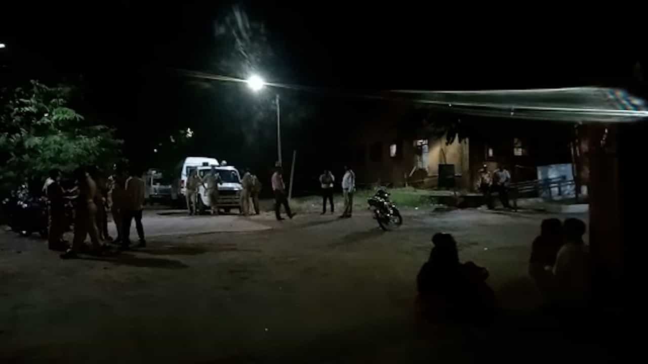 घरचे आठवडी बाजारात गेले होते, दोघे तरुण मासे पकडण्यासाठी तलावात गेले; मग थेट ही वार्ता आली !