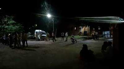 घरचे आठवडी बाजारात गेले होते, दोघे तरुण मासे पकडण्यासाठी तलावात गेले; मग थेट ही वार्ता आली !