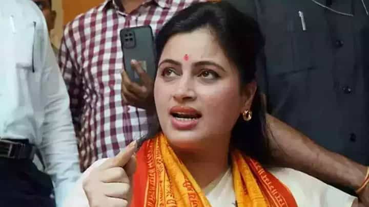 हनुमान चालिसा पठण कार्यक्रमाआड ठाकरेंवर नवनीत राणा निशाना साधणार? हनुमान चालिसा पठण कार्यक्रमाआड ठाकरेंवर नवनीत राणा निशाना साधणार?