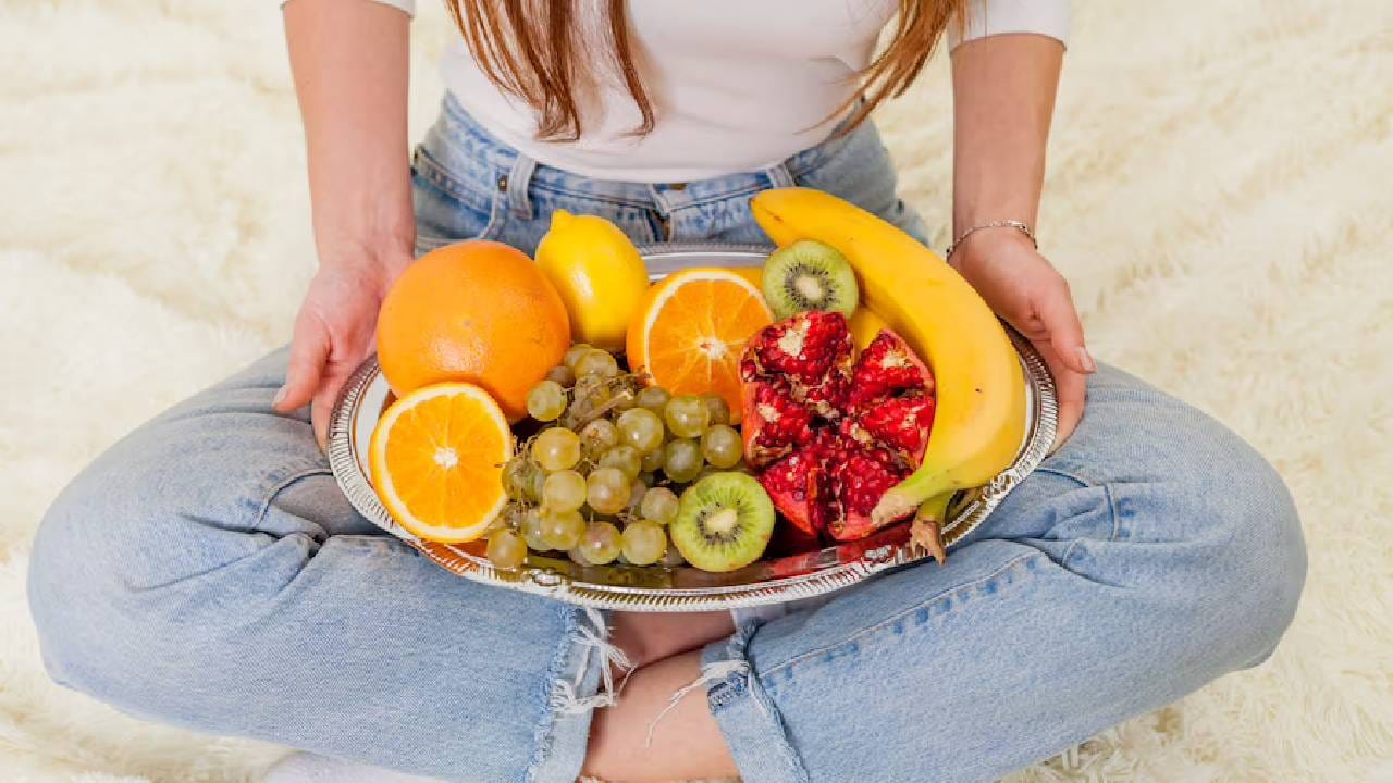 फळं खाणं फायदेशीर, पण अवेळी खालं तर... Marathi News Know whats is the best time to eat the