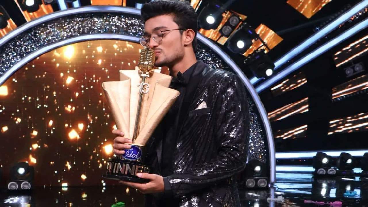 मी आतून तुटलो होतो...भर कार्यक्रमात पहिल्यांदा कळलं मला दत्तक घेतलं होतं.. Indian Idol Winner ऋषी सिंह भावूक मी आतून तुटलो होतो...भर कार्यक्रमात पहिल्यांदा कळलं मला दत्तक घेतलं होतं.. Indian Idol Winner ऋषी सिंह भावूक