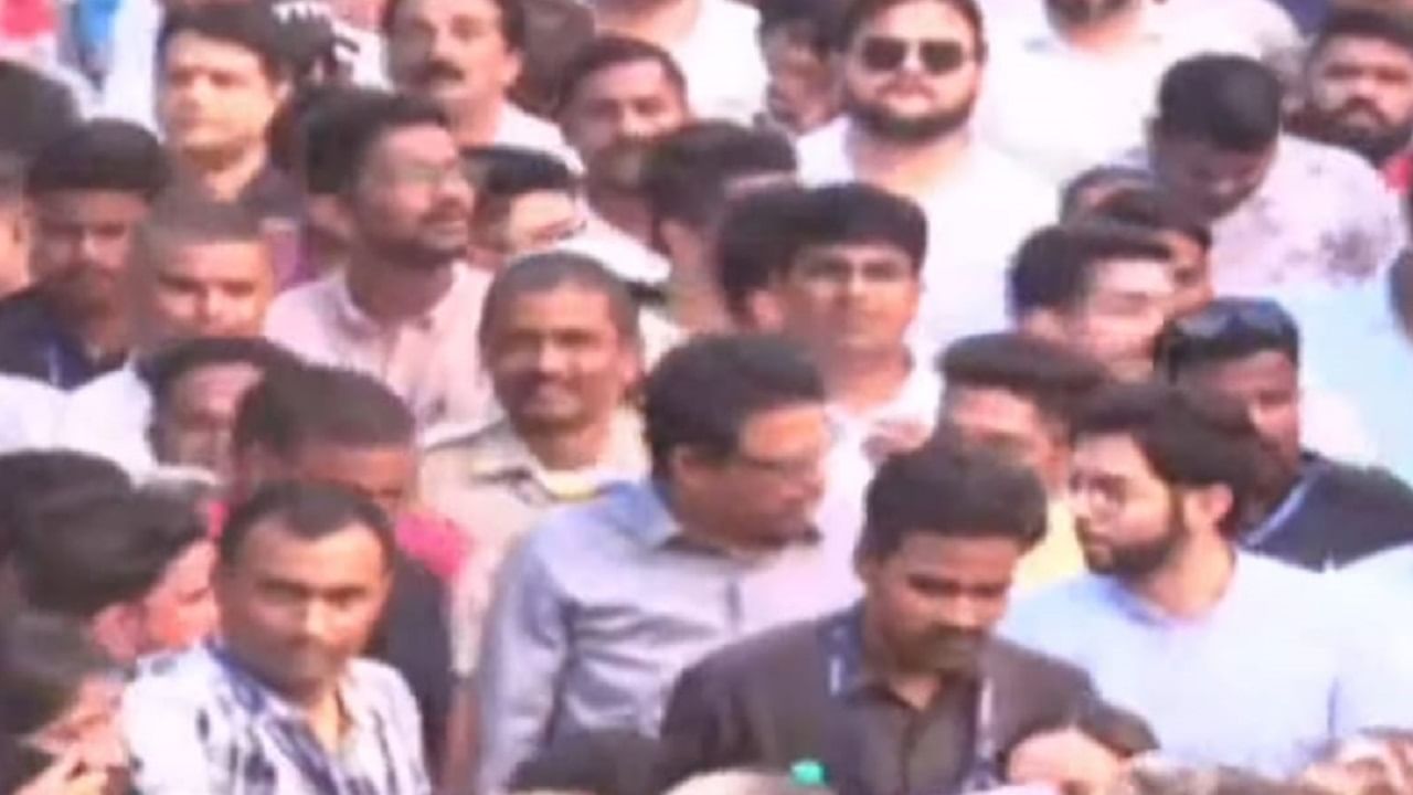 ठाण्यात महाविकास आघाडीचा 'जनप्रक्षोभ' मोर्चा, बड्या नेत्यांचा सहभाग, प्रचंड गर्दी, पाहा Live ठाण्यात महाविकास आघाडीचा 'जनप्रक्षोभ' मोर्चा, बड्या नेत्यांचा सहभाग, प्रचंड गर्दी, पाहा Live