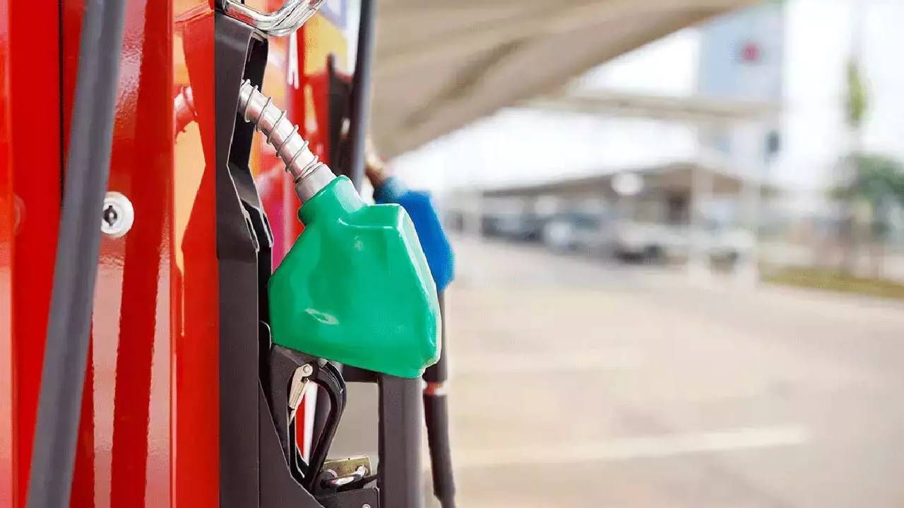 Petrol Diesel Price Today : कच्चा तेलाच्या भाव वाढीला ब्रेक, आज पेट्रोल-डिझेल झाले का स्वस्त