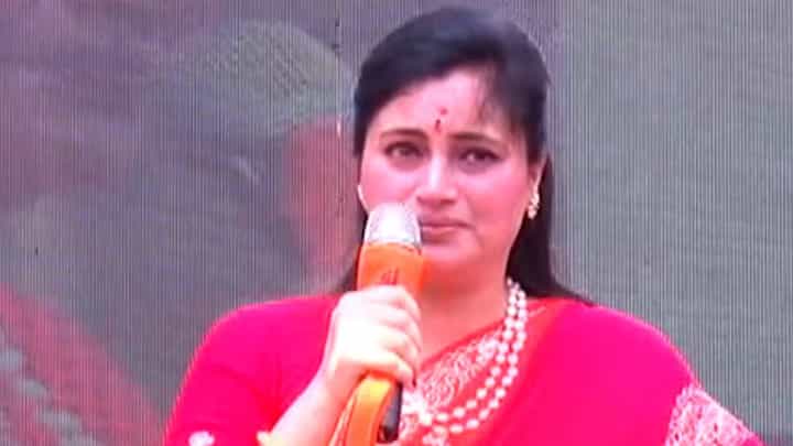 मला दिवसातून फक्त एक वेळा पाणी मिळायचं; कारागृहातील अनुभव सांगताना नवनीत राणा यांना अश्रू अनावर मला दिवसातून फक्त एक वेळा पाणी मिळायचं; कारागृहातील अनुभव सांगताना नवनीत राणा यांना अश्रू अनावर
