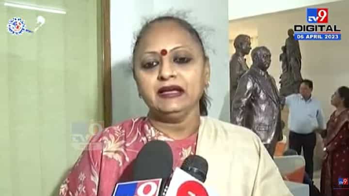बाबासाहेब आंबेडकर यांच्या प्रतिकात्मक पुतळ्याची पाहणी केली अन् 'हे' बदल सुचवले; आमदार यामिनी जाधव यांचं वक्तव्य बाबासाहेब आंबेडकर यांच्या प्रतिकात्मक पुतळ्याची पाहणी केली अन् 'हे' बदल सुचवले; आमदार यामिनी जाधव यांचं वक्तव्य