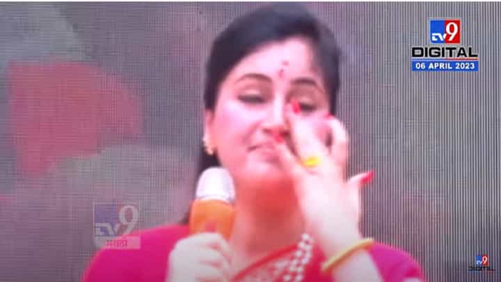 अन् तुरूंगातील तो अनुभव सांगताना नवनीत राणा भर कार्यक्रमात रडल्या अन् तुरूंगातील तो अनुभव सांगताना नवनीत राणा भर कार्यक्रमात रडल्या