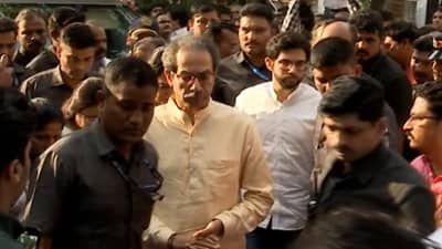 उद्धव ठाकरे सुन्न, रश्मीताईंना अश्रू अनावर, दुर्गा भोसले यांच्या अंत्यदर्शनासाठी शेकडो कार्यकर्ते दाखल