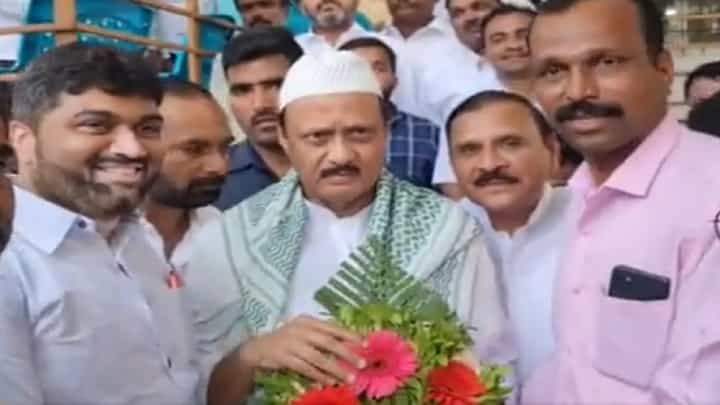 अन् अजित पवार यांनी खांद्यावर घेतला पठाणी रूमाल आणि डोक्यावर घातली नमाजी टोपी अन् अजित पवार यांनी खांद्यावर घेतला पठाणी रूमाल आणि डोक्यावर घातली नमाजी टोपी