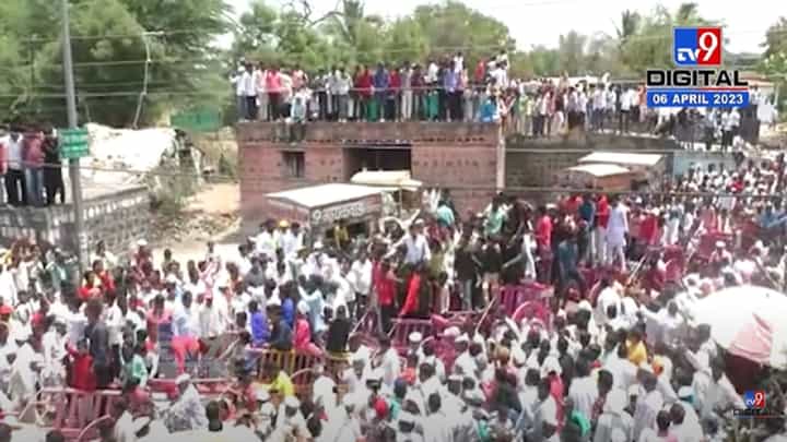 सोलापुरातील भैरवनाथ यात्रेत अनोखी परंपरा, ऐकून व्हाल थक्क सोलापुरातील भैरवनाथ यात्रेत अनोखी परंपरा, ऐकून व्हाल थक्क