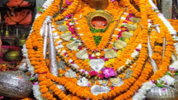 अयोध्येतील हनुमानगढी इथं हनुमान जयंतीनिमित्त भक्तांची रिघ, तुम्हीही घ्या दर्शन अयोध्येतील हनुमानगढी इथं हनुमान जयंतीनिमित्त भक्तांची रिघ, तुम्हीही घ्या दर्शन