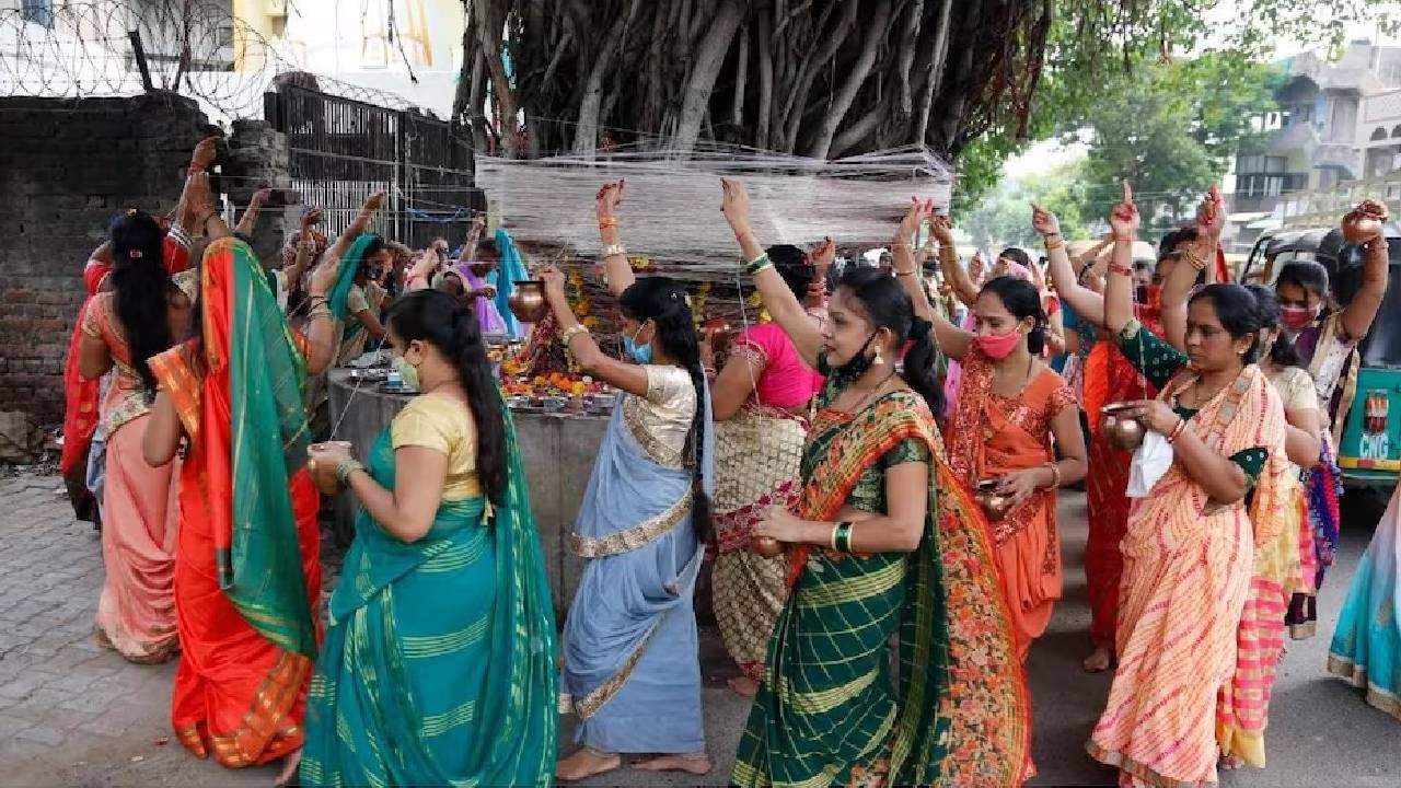 Vat Purnima 2023 : या तारखेला साजरी होणार वटपौर्णिमा, मुहूर्त आणि महत्त्व Vat Purnima 2023 : या तारखेला साजरी होणार वटपौर्णिमा, मुहूर्त आणि महत्त्व
