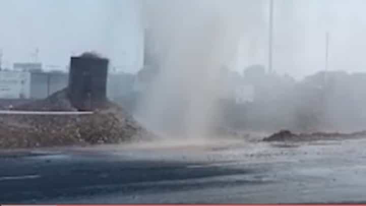 पाईपलाईन फुटली अन् पाण्याचे आकाशात उडाले उंचच्या उंच तुषार, बघा व्हिडीओ पाईपलाईन फुटली अन् पाण्याचे आकाशात उडाले उंचच्या उंच तुषार, बघा व्हिडीओ