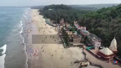 सलग आलेल्या सुट्ट्यांमुळे कोकणातील समुद्र किनारे खुणावताय, बघा पर्यटकांची गर्दी