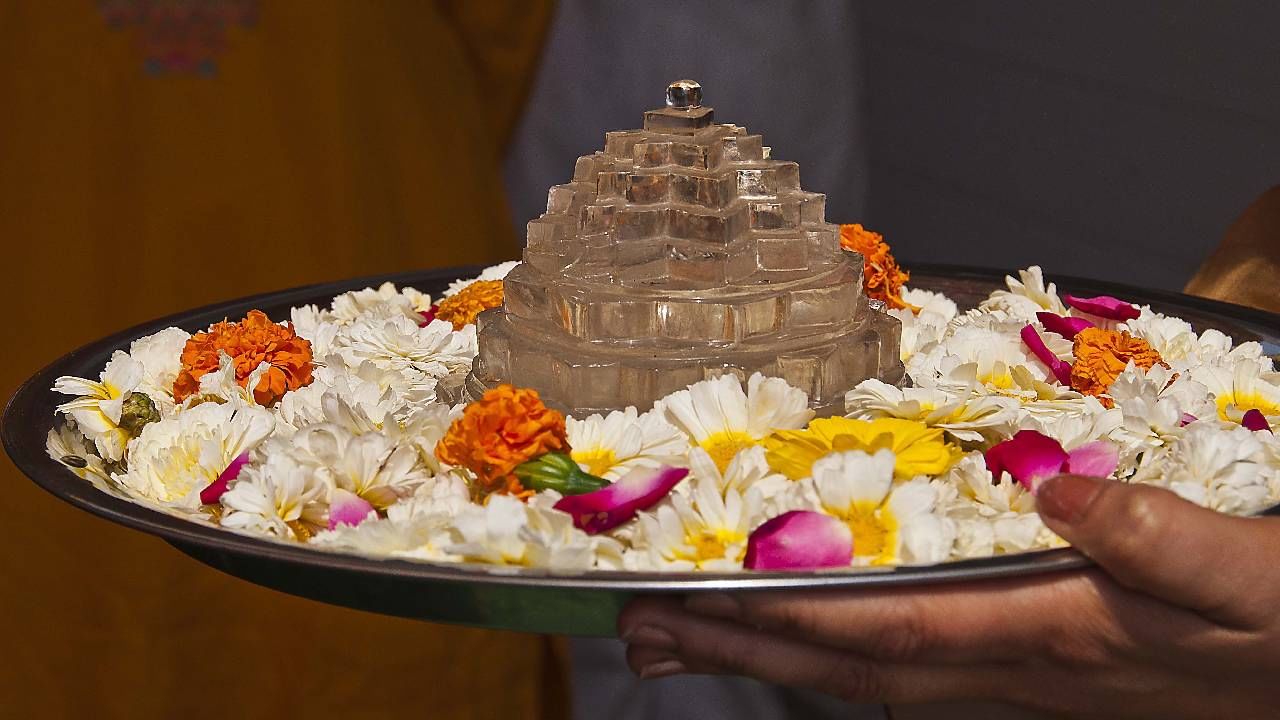 श्रीयंत्र  अक्षय्य तृतीयेला लक्ष्मी मातेचा आशीर्वाद मिळविण्यासाठी मातेच्या मंत्रोच्चारांप्रमाणेच तिच्या यंत्राची पूजा करणेही खूप फलदायी मानले जाते. अक्षय्य तृतीयेला सुख, समृद्धी आणि इच्छा पूर्ण करण्यासाठी श्रीयंत्र खरेदी करा. विधीपुर्वक त्याची स्थापना करून रोज पूजा करावी. श्रीयंत्राच्या दर्शनाने साधकाला लक्ष्मी देवीची कृपा प्राप्त होते, असे मानले जाते.